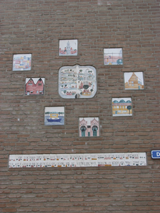 905352 Afbeelding van de door kinderen ontworpen tegelplateaus in de zijgevel van de woning Waalstraat 124 in de ...